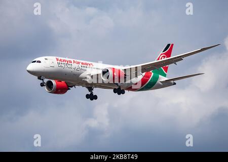 Appareil Boeing 787-8 Dreamliner de Kenya Airways vu lors de l'atterrissage final à l'aéroport international de Londres Heathrow LHR EGLL en Angleterre, au Royaume-Uni, le 20 octobre 2019. L'avion B787 est immatriculé 5y-KZE, 2x moteurs GEnx-1B et porte le nom de Serengeti Plains. La compagnie aérienne relie la capitale britannique à l'aéroport international Jomo Kenyatta NBO HKJK de Nairobi. Kenya Airways KQ KQA est le porte-drapeau du Kenya et membre de l'alliance aérienne SkyTeam. (Photo de Nicolas Economou/NurPhoto) Banque D'Images