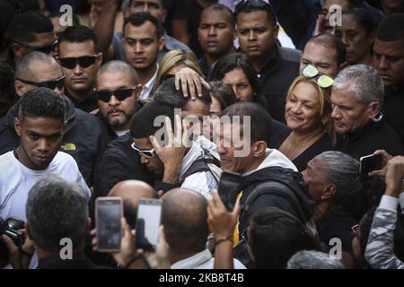 Le chef de l'opposition vénézuélienne et le président par intérim auto-proclamé Juan Guaido entouré de gestes de gardes du corps pendant le chef de l'opposition du parti populaire Voluntad Edmundo Rada funérailles au quartier de Petare, Caracas, sur 20 octobre 2019. Rada, a été trouvé mort à l'extérieur du quartier de Petares dans des circonstances qui n'ont pas encore clarifié la dernière 17 octobre 2019. (Photo par Ramses Mattey/NurPhoto) Banque D'Images