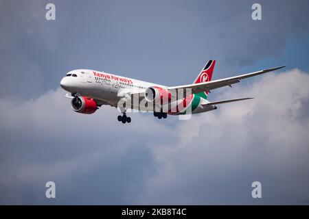 Appareil Boeing 787-8 Dreamliner de Kenya Airways vu lors de l'atterrissage final à l'aéroport international de Londres Heathrow LHR EGLL en Angleterre, au Royaume-Uni, le 20 octobre 2019. L'avion B787 est immatriculé 5y-KZE, 2x moteurs GEnx-1B et porte le nom de Serengeti Plains. La compagnie aérienne relie la capitale britannique à l'aéroport international Jomo Kenyatta NBO HKJK de Nairobi. Kenya Airways KQ KQA est le porte-drapeau du Kenya et membre de l'alliance aérienne SkyTeam. (Photo de Nicolas Economou/NurPhoto) Banque D'Images