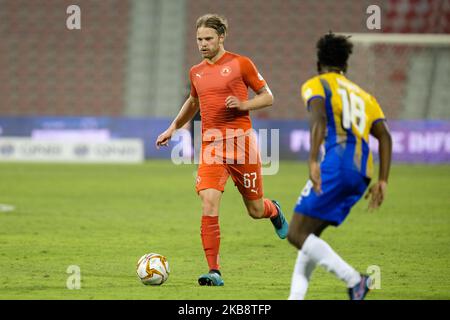 Birkir Bjarnason d'Al Arabi sur le ballon pendant le match de la Ligue des étoiles du QNB contre Al Gharafa sur 20 octobre 2019 au stade du Grand Hamad à Doha, au Qatar. (Photo de Simon Holmes/NurPhoto) Banque D'Images