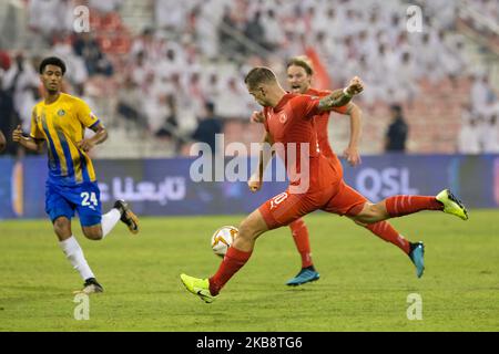 Le Pierre-Michel Lasogga d'Al Arabi tire pendant le match de la Ligue des étoiles du QNB contre Al Gharafa sur 20 octobre 2019 au stade du Grand Hamad à Doha, au Qatar. (Photo de Simon Holmes/NurPhoto) Banque D'Images