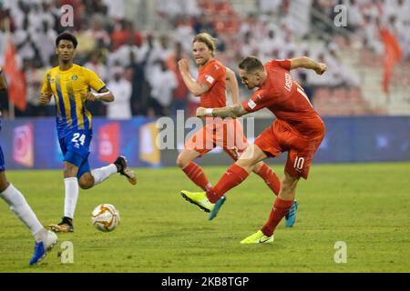 Le Pierre-Michel Lasogga d'Al Arabi tire pendant le match de la Ligue des étoiles du QNB contre Al Gharafa sur 20 octobre 2019 au stade du Grand Hamad à Doha, au Qatar. (Photo de Simon Holmes/NurPhoto) Banque D'Images