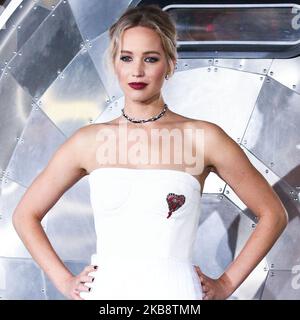 (Dossier) Jennifer Lawrence Maroney Cooke se marie. Jennifer Lawrence Maroney Cooke et lié le noeud samedi soir à Belcourt de Newport, Rhode Island spectaculaire un joli manoir. Parmi les invités ont été Ashley Olsen, Kris Jenner, Emma Stone, Corey Gamble, Cameron Diaz, Nicole Richie et Sienna Miller. WESTWOOD, LOS ANGELES, CALIFORNIE, USA - 14 DÉCEMBRE : actrice Jennifer Lawrence portant une robe Dior, Christian Louboutin, et Beladora et joaillerie bijoux arrive à la première mondiale de Columbia Pictures 'passagers' qui s'est tenue au Regency Village Theatre le 14 décembre 2016 à Westwood, Los Ange Banque D'Images