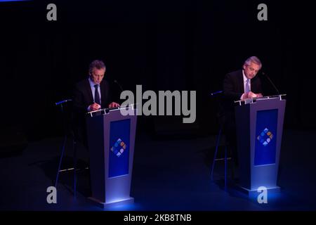 Le Président argentin Mauricio Macri, qui se présente pour la réélection avec le parti 'Juntos Por el Cambio', a quitté, et le candidat rival Alberto Fernández avec le parti 'Frente de Todos', lors de leur participation au débat 'débat argentin 2019“ à Buenos Aires, en Argentine, le dimanche 20 octobre 2019. L'Argentine tiendra son élection présidentielle le 27 octobre. (Photo de Mario de Fina/NurPhoto) Banque D'Images