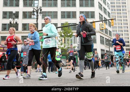 Les coureurs descendent l'avenue Washington lors du marathon Detroit Free Press/TCF Bank à Detroit, Michigan, États-Unis, dimanche, 20 octobre 2019. (Photo par Amy Lemus/NurPhoto) Banque D'Images