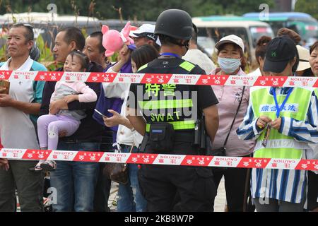 Un membre de l'unité des armes et tactiques spéciales de Beijing (SWAT) s'occupe de la sécurité à la ligne d'arrivée de la cinquième étape, 212,5km Liuzhou à Guilin, de l'édition 3rd du Cyclisme Tour de Guangxi 2019, . Lundi, 21 octobre 2019, à Guilin, dans la région de Guangxi, Chine. (Photo par Artur Widak/NurPhoto) Banque D'Images