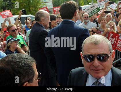 Dans ce fichier photo, l'associé de Rudy Giuliani Lev Parnas (en bas à droite), qui a été inculpé pour avoir enfreint les lois de financement de campagne, est vu lors d'un rassemblement de campagne pour le gouverneur de Floride Ron DeSantis (au centre) sur 4 novembre 2018 dans le sud de Daytona, en Floride. Rudy Giuliani est également photographié à côté de DeSantis. (Photo de Paul Hennessy/NurPhoto) Banque D'Images