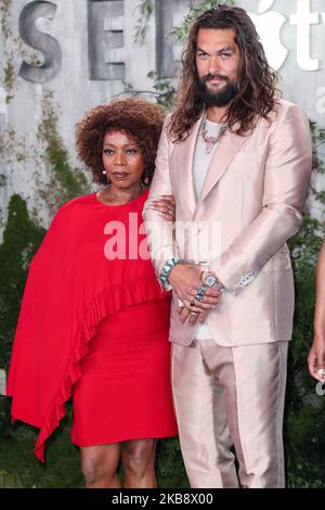 WESTWOOD, LOS ANGELES, CALIFORNIE, États-Unis - OCTOBRE 21 : l'actrice Alfre Woodard et l'acteur Jason Momoa arrivent à la première mondiale d'Apple TV 's 'e' qui s'est tenue au Fox Village Theatre sur 21 octobre 2019 à Westwood, Los Angeles, Californie, États-Unis. (Photo par Xavier Collin/image Press Agency/NurPhoto) Banque D'Images