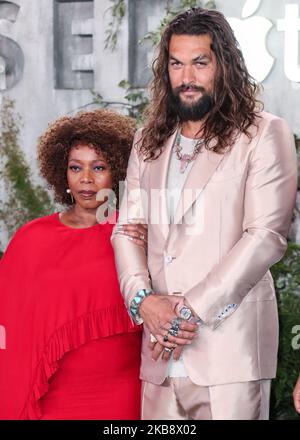 WESTWOOD, LOS ANGELES, CALIFORNIE, États-Unis - OCTOBRE 21 : l'actrice Alfre Woodard et l'acteur Jason Momoa arrivent à la première mondiale d'Apple TV 's 'e' qui s'est tenue au Fox Village Theatre sur 21 octobre 2019 à Westwood, Los Angeles, Californie, États-Unis. (Photo par Xavier Collin/image Press Agency/NurPhoto) Banque D'Images