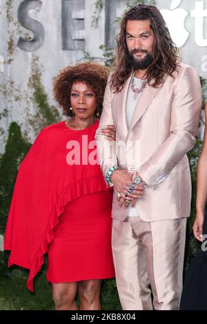 WESTWOOD, LOS ANGELES, CALIFORNIE, États-Unis - OCTOBRE 21 : l'actrice Alfre Woodard et l'acteur Jason Momoa arrivent à la première mondiale d'Apple TV 's 'e' qui s'est tenue au Fox Village Theatre sur 21 octobre 2019 à Westwood, Los Angeles, Californie, États-Unis. (Photo par Xavier Collin/image Press Agency/NurPhoto) Banque D'Images