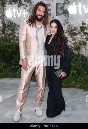 WESTWOOD, LOS ANGELES, CALIFORNIE, États-Unis - OCTOBRE 21 : l'acteur Jason Momoa et la femme/actrice Lisa Bonet arrivent à la première mondiale d'Apple TV 's 'e' qui s'est tenue au Fox Village Theatre sur 21 octobre 2019 à Westwood, Los Angeles, Californie, États-Unis. (Photo par Xavier Collin/image Press Agency/NurPhoto) Banque D'Images