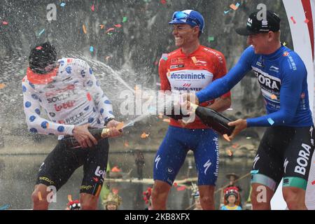 (G-D) Tomasz Marczynski (Pologne / Lotto-Soudal), Enric Mas Nicolau (Espagne /Deceuninck - Quick - Step) et Pascal Ackermann (Allemagne / Team Bora-Hansgrohe), fêtent lors de la cérémonie de remise des prix de l'édition 3rd du Cyclisme Tour de Guangxi 2019, . Mardi, 22 octobre 2019, à Guilin, dans la région de Guangxi, Chine. (Photo par Artur Widak/NurPhoto) Banque D'Images