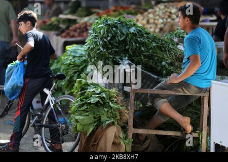 Un vendeur palestinien vend des légumes sur le marché populaire de Fras à Gaza, sur 22 octobre 2019. (Photo de Majdi Fathi/NurPhoto) Banque D'Images