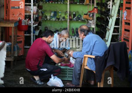 Les vendeurs palestiniens ont le petit déjeuner au populaire marché Fra de la ville de Gaza sur 22 octobre 2019. (Photo de Majdi Fathi/NurPhoto) Banque D'Images