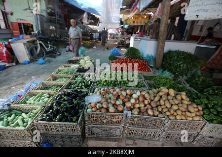 Un vendeur palestinien vend des légumes sur le marché populaire de Fras à Gaza, sur 22 octobre 2019. (Photo de Majdi Fathi/NurPhoto) Banque D'Images