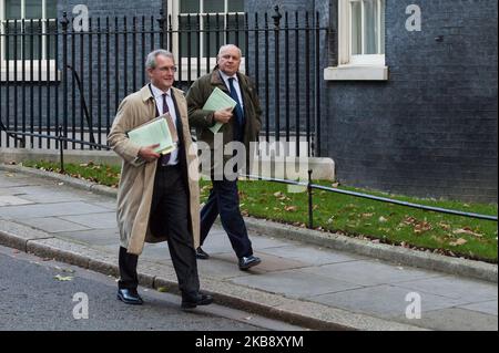 Le député Iain Duncan Smith (R) et le député Owen Paterson (L) quittent Downing Street dans le centre de Londres en tant que membres du Groupe européen de recherche (GRE) ont rencontré le Premier ministre Boris Johnson le 22 octobre 2019 à Londres, en Angleterre. Aujourd'hui, les députés de la Chambre des communes débattent et votent sur le projet de loi sur l'Accord de retrait de l'Union européenne, connu sous le nom de deuxième lecture et sur la motion de programme du projet de Boris Johnson visant à achever la législation sur le Brexit dans les trois jours. (Photo de Wiktor Szymanowicz/NurPhoto) Banque D'Images