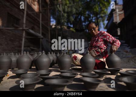 Une femme faisant un pot d'argile sur son atelier à la place de la poterie, Bhaktapur, Népal mardi, 22 octobre 2019. Le potier népalais travaille sur son industrie traditionnelle de la poterie à petite échelle à Bhaktapur, au Népal. Bhaktapur est une ancienne ville de la vallée de Katmandou et est classée au patrimoine mondial de l'UNESCO pour sa culture riche, ses temples et ses œuvres d'art en bois, métal et pierre. (Photo de Narayan Maharajan/NurPhoto) Banque D'Images