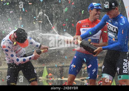 (G-D) Tomasz Marczynski (Pologne / Lotto-Soudal), Enric Mas Nicolau (Espagne /Deceuninck - Quick - Step) et Pascal Ackermann (Allemagne / Team Bora-Hansgrohe), fêtent lors de la cérémonie de remise des prix de l'édition 3rd du Cyclisme Tour de Guangxi 2019, . Mardi, 22 octobre 2019, à Guilin, dans la région de Guangxi, Chine. (Photo par Artur Widak/NurPhoto) Banque D'Images