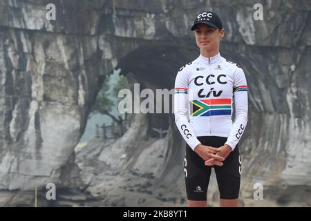 Ashleigh Moolman - Pasio d'Afrique du Sud et Team CCC - Liv, vu lors de la cérémonie de remise des prix 2019 du Cyclisme Tour de Guangxi, alors qu'elle a gagné la classe de montagne lors du Tour de Guangxi 3rd 2019, course du World Tour des femmes, 145,8km de Guilin à Guilin . Mardi, 22 octobre 2019, à Guilin, dans la région de Guangxi, Chine. (Photo par Artur Widak/NurPhoto) Banque D'Images