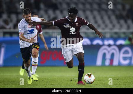 Le milieu de terrain de Turin Soualiho Meite (23) lutte pour le bal contre le défenseur de Lecce Marco Calderoni (27) lors de la série A match de football n.3 TURIN - CONFÉRENCE sur 16 septembre 2019 au Stadio Olimpico Grande Turin à Turin, Piémont, Italie. Résultat final: Torino-Lecce 1-2. (Photo de Matteo Bottanelli/NurPhoto) Banque D'Images