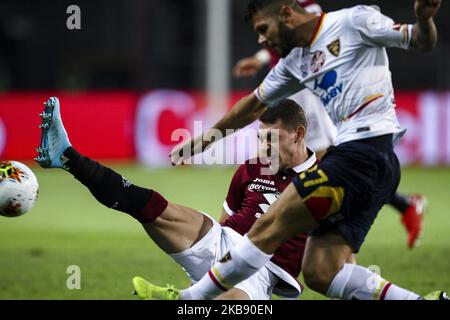 L'avant de Turin Andrea Belotti (9) s'attaque au défenseur de Lecce Marco Calderoni (27) lors de la série A football match n.3 TURIN - CONFÉRENCE sur 16 septembre 2019 au Stadio Olimpico Grande Turin à Turin, Piémont, Italie. Résultat final: Torino-Lecce 1-2. (Photo de Matteo Bottanelli/NurPhoto) Banque D'Images