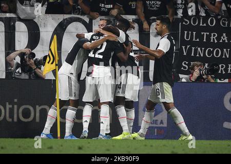 Le défenseur de Juventus Danilo (13) célèbre avec ses coéquipiers après avoir marquant son but du faire 1-0 pendant le match de football de la Serie n.2 JUVENTUS - NAPOLI sur 31 août 2019 au stade Allianz à Turin, Piémont, Italie. Résultat final: Juventus-Napoli 4-3. (Photo de Matteo Bottanelli/NurPhoto) Banque D'Images