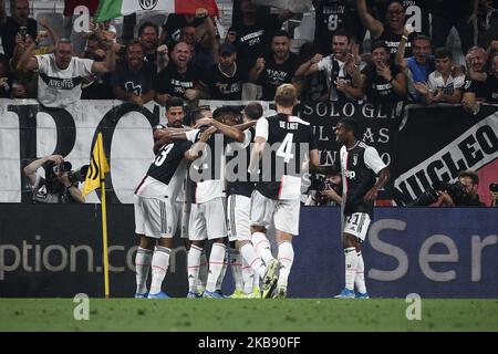 Le défenseur de Juventus Danilo (13) célèbre avec ses coéquipiers après avoir marquant son but du faire 1-0 pendant le match de football de la Serie n.2 JUVENTUS - NAPOLI sur 31 août 2019 au stade Allianz à Turin, Piémont, Italie. Résultat final: Juventus-Napoli 4-3. (Photo de Matteo Bottanelli/NurPhoto) Banque D'Images