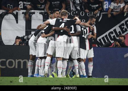 Le défenseur de Juventus Danilo (13) célèbre avec ses coéquipiers après avoir marquant son but du faire 1-0 pendant le match de football de la Serie n.2 JUVENTUS - NAPOLI sur 31 août 2019 au stade Allianz à Turin, Piémont, Italie. Résultat final: Juventus-Napoli 4-3. (Photo de Matteo Bottanelli/NurPhoto) Banque D'Images