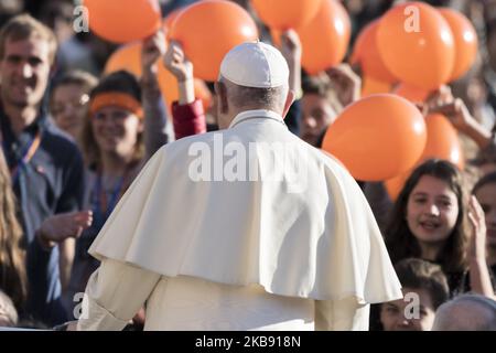 Un groupe de pèlerins fait des vagues de ballons orange pendant le public général hebdomadaire du Pape François à la place Saint-Pierre, Cité du Vatican, le 23 octobre 2019. (Photo de Massimo Valicchia/NurPhoto) Banque D'Images