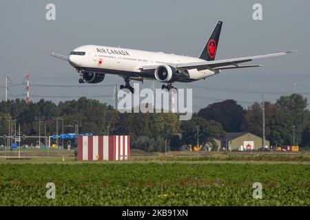 Boeing 777-300 d'Air Canada tel qu'observé lors de l'approche finale à l'atterrissage à l'aéroport international d'Amsterdam Schiphol AMS ECAM aux pays-Bas. Le Boeing 777 -300ER ( Extended Range ) est équipé des moteurs C-FITW et 2x GE90. Air Canada AC ACA est la compagnie aérienne du Canada, membre de l'alliance aérienne Star Alliance et relie la capitale néerlandaise à l'aéroport Pearson de Toronto YYZ CEYZ. (Photo de Nicolas Economou/NurPhoto) Banque D'Images