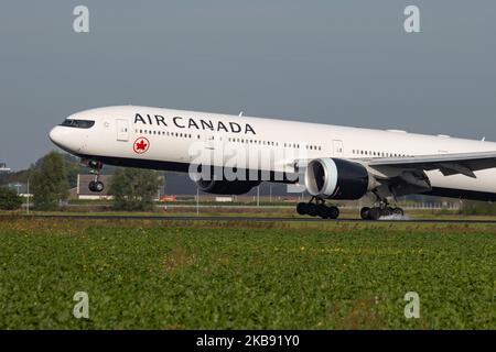 Boeing 777-300 d'Air Canada tel qu'observé lors de l'approche finale à l'atterrissage à l'aéroport international d'Amsterdam Schiphol AMS ECAM aux pays-Bas. Le Boeing 777 -300ER ( Extended Range ) est équipé des moteurs C-FITW et 2x GE90. Air Canada AC ACA est la compagnie aérienne du Canada, membre de l'alliance aérienne Star Alliance et relie la capitale néerlandaise à l'aéroport Pearson de Toronto YYZ CEYZ. (Photo de Nicolas Economou/NurPhoto) Banque D'Images