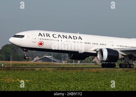 Boeing 777-300 d'Air Canada tel qu'observé lors de l'approche finale à l'atterrissage à l'aéroport international d'Amsterdam Schiphol AMS ECAM aux pays-Bas. Le Boeing 777 -300ER ( Extended Range ) est équipé des moteurs C-FITW et 2x GE90. Air Canada AC ACA est la compagnie aérienne du Canada, membre de l'alliance aérienne Star Alliance et relie la capitale néerlandaise à l'aéroport Pearson de Toronto YYZ CEYZ. (Photo de Nicolas Economou/NurPhoto) Banque D'Images