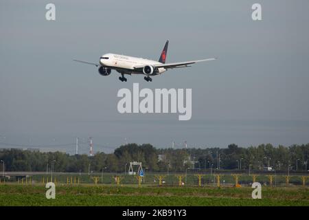 Boeing 777-300 d'Air Canada tel qu'observé lors de l'approche finale à l'atterrissage à l'aéroport international d'Amsterdam Schiphol AMS ECAM aux pays-Bas. Le Boeing 777 -300ER ( Extended Range ) est équipé des moteurs C-FITW et 2x GE90. Air Canada AC ACA est la compagnie aérienne du Canada, membre de l'alliance aérienne Star Alliance et relie la capitale néerlandaise à l'aéroport Pearson de Toronto YYZ CEYZ. (Photo de Nicolas Economou/NurPhoto) Banque D'Images