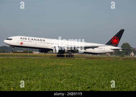 Boeing 777-300 d'Air Canada tel qu'observé lors de l'approche finale à l'atterrissage à l'aéroport international d'Amsterdam Schiphol AMS ECAM aux pays-Bas. Le Boeing 777 -300ER ( Extended Range ) est équipé des moteurs C-FITW et 2x GE90. Air Canada AC ACA est la compagnie aérienne du Canada, membre de l'alliance aérienne Star Alliance et relie la capitale néerlandaise à l'aéroport Pearson de Toronto YYZ CEYZ. (Photo de Nicolas Economou/NurPhoto) Banque D'Images