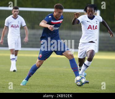 L-R Aleksandar Llic de Crvena zvezda (Red Star Belgrade) et Paris Maghoma Edmond de Tottenham Hotspur lors de la Ligue des jeunes de l'UAFA entre Tottenham Hotspur et Crvena zvezda (Red Star Belgrade) à la Hotspur Way, Enfield, le 22 octobre 2019 à Enfield, Angleterre. (Photo par action Foto Sport/NurPhoto) Banque D'Images