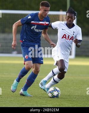 L-R Aleksandar Llic de Crvena zvezda (Red Star Belgrade) et Paris Maghoma Edmond de Tottenham Hotspur lors de la Ligue des jeunes de l'UAFA entre Tottenham Hotspur et Crvena zvezda (Red Star Belgrade) à la Hotspur Way, Enfield, le 22 octobre 2019 à Enfield, Angleterre. (Photo par action Foto Sport/NurPhoto) Banque D'Images