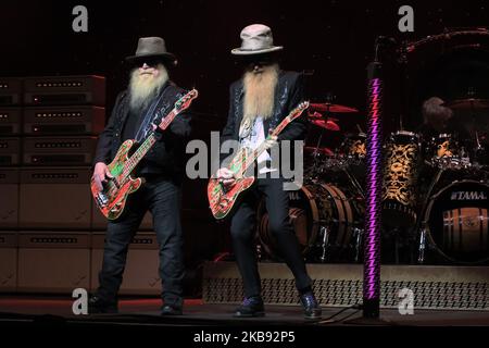 Dusty Hill (à gauche) et Billy Gibbons du groupe ZZ Top se sont produits en concert au King Centre for the Performing Arts on 22 octobre 2019, à Melbourne, en Floride. (Photo de Paul Hennessy/NurPhoto) Banque D'Images