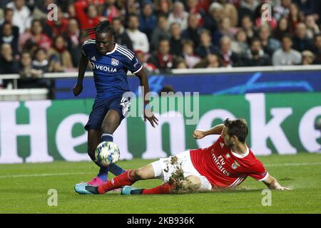 Bertrand Traore de Lyon (L) vies pour le ballon avec Ferro de Benfica (R) pendant le match de football du Groupe G de la Ligue des champions de l'UEFA SL Benfica contre l'Olympique Lyonnais, à Lisbonne, sur 23 octobre 2019. (Photo de Carlos Palma/NurPhoto) Banque D'Images