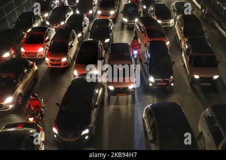 Une ambulance est coincée dans le trafic lourd Jam sur l'autoroute Delhi - Jaipur près de Gurugram dans Haryana Inde le 24 octobre 2019 (photo de Nasir Kachroo/NurPhoto) Banque D'Images