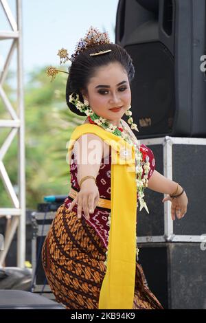 Le javanais effectue la danse traditionnelle indonésienne Banque D'Images
