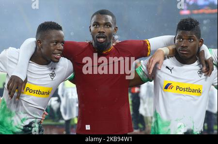 Denis Zakaria, Marcus Thuram et Breel Embolo de Monchengladbach célèbrent à la fin du match de l'UEFA Europa League Group Stage AS Roma / Borussia Monchengladbach au stade Olimpico de Rome, Italie sur 24 octobre 2019 (photo de Matteo Ciambelli/NurPhoto) Banque D'Images