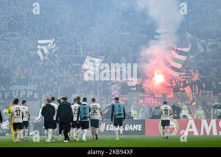 Les joueurs de Borussia Monchengladbach célèbrent la victoire lors du match de groupe de l'UEFA Europa League entre AS Roma et Borussia Monchengladbach au Stadio Olimpico, Rome, Italie. (Photo de Giuseppe Maffia/NurPhoto) Banque D'Images