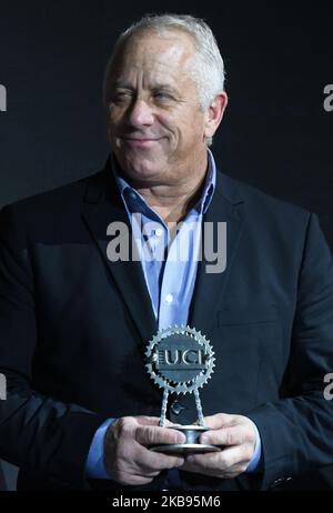 Greg LeMond (Etats-Unis) reçoit le Trophée du Président de l’UCI pour célébrer le 30th anniversaire de ses Championnats du monde de route historiques de l’UCI – le Tour de France double, réalisé en 1989, lors du Gala cycliste de l’UCI de 5th à Guilin. Mardi, 22 octobre 2019, à Guilin, dans la région de Guangxi, Chine. (Photo par Artur Widak/NurPhoto) Banque D'Images