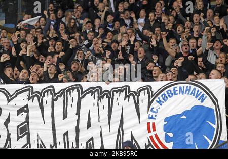 Les fans du FC Copenhague réagissent en 2019/2020 au match de football du groupe B de l'UEFA Europa League entre le FC Copenhague et Dynamo Kyiv, sur le stade NSC Olimpiyskiy à Kiev, en Ukraine, le 24 octobre 2019. (Photo par STR/NurPhoto) Banque D'Images