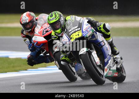 Francesco Bagnaia, d'Italie, fait le tour du Pramac Racing en compagnie de Cal Crutchlow, de Grande-Bretagne, qui fait le tour du LCR Honda lors de l'entraînement pour le MotoGP australien au circuit du Grand Prix de Phillip Island sur 25 octobre 2019 à Phillip Island, en Australie (photo de Morgan Hancock/NurPhoto) Banque D'Images