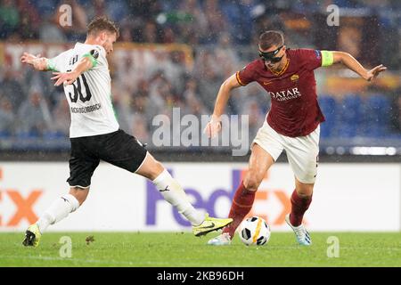 Edin Dzeko d'AS Roma en action lors de l'UEFA Europa League 2019/2020 Group Stage Match entre AS Roma et Borussia Monchengladbach au Stadio Olimpico sur 24 octobre 2019 à Rome, Italie. (Photo de Danilo Di Giovanni/NurPhoto) Banque D'Images