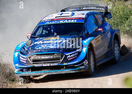 Le pilote finlandais Teemu Suninen et son copilote Jarmo Lehtinen de M-Sport Ford World Rally Team, sautant avec son Ford Fiesta WRC au SS2 Horta-Bot pendant la première journée du Rallye RACC Catalunya Costa Daurada, sur 25 octobre 2019 à Salou, Espagne. (Photo de Joan Cros/NurPhoto) Banque D'Images