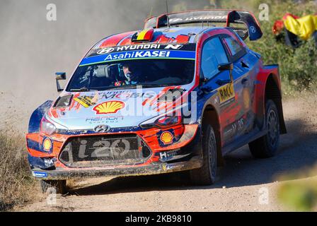 Le pilote belge Thierry Neuville et son copilote Nicolas Gilsoul de l'équipe mondiale de rallye Hyundai Shell MOBIS, pilotant son coupé Hyundai I20 WRC à SS2 Horta-Bot au cours de la première journée du rallye RACC Catalunya Costa Daurada, sur 25 octobre 2019 à Salou, Espagne. (Photo de Joan Cros/NurPhoto) Banque D'Images