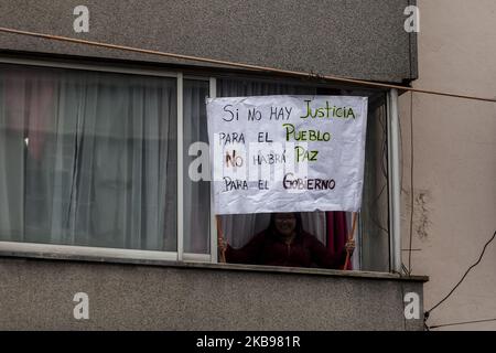 Osorno, Chili, 24 octobre 2019. Différentes manifestations contre le gouvernement de Sebastián Piñera. Des membres de la garra blanca, fans de l'équipe de football de Colo Colo ont défilé avec les citoyens et les organisations sociales pour manifester contre le gouvernement de Sebastián Piñera, ses mesures politiques et la répression exercée contre les manifestations sociales dans tout le Chili. (Photo de Fernando Lavoz/NurPhoto) Banque D'Images