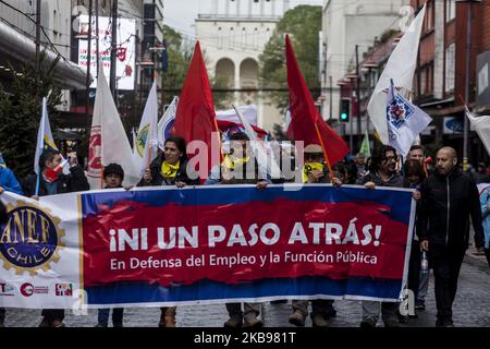 Osorno, Chili, 24 octobre 2019. Différentes manifestations contre le gouvernement de Sebastián Piñera. Des membres de la garra blanca, fans de l'équipe de football de Colo Colo ont défilé avec les citoyens et les organisations sociales pour manifester contre le gouvernement de Sebastián Piñera, ses mesures politiques et la répression exercée contre les manifestations sociales dans tout le Chili. (Photo de Fernando Lavoz/NurPhoto) Banque D'Images